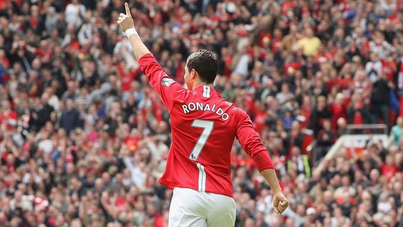 Cristiano Ronaldo se convirtió en nuevo refuerzo del Manchester United, nuevamente volverá a vestir la camiseta que usó entre el año 2003 y el 2009, y en la cual tuvo el dorsal número 7. Actualmente esa cifra la tiene el uruguayo Edinson Cavani ¿Le cederá la remera al portugués? Toda la información acá.
