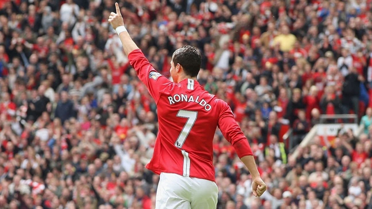 Cristiano Ronaldo se convirtió en nuevo refuerzo del Manchester United, nuevamente volverá a vestir la camiseta que usó entre el año 2003 y el 2009, y en la cual tuvo el dorsal número 7. Actualmente esa cifra la tiene el uruguayo Edinson Cavani ¿Le cederá la remera al portugués? Toda la información acá.