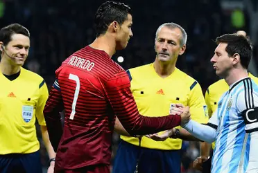Cristiano Ronaldo se transformó el pasado primero de septiembre en el máximo goleador en la historia de las selecciones con 111 tantos en el triunfo de Portugal por 2-1 ante Irlanda y colaboró con un doblete. Por otro lado, Lionel Messi está lejos de alcanzarlo ¿Cuántos goles tiene la Pulga con la Albiceleste? Enterate de toda la información acá.