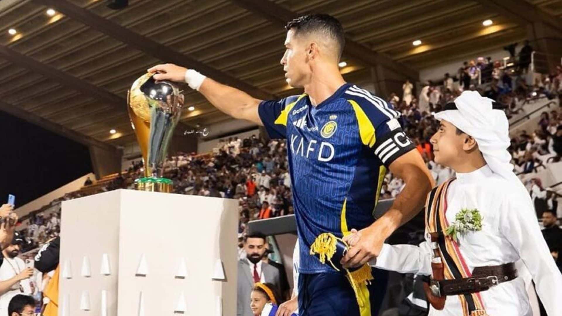 Cristiano Ronaldo tocó la copa antes del partido.