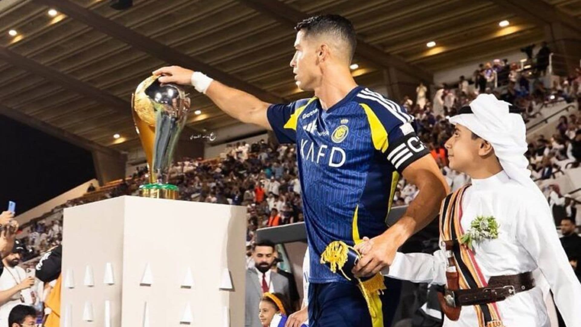 Cristiano Ronaldo tocó la copa antes del partido.