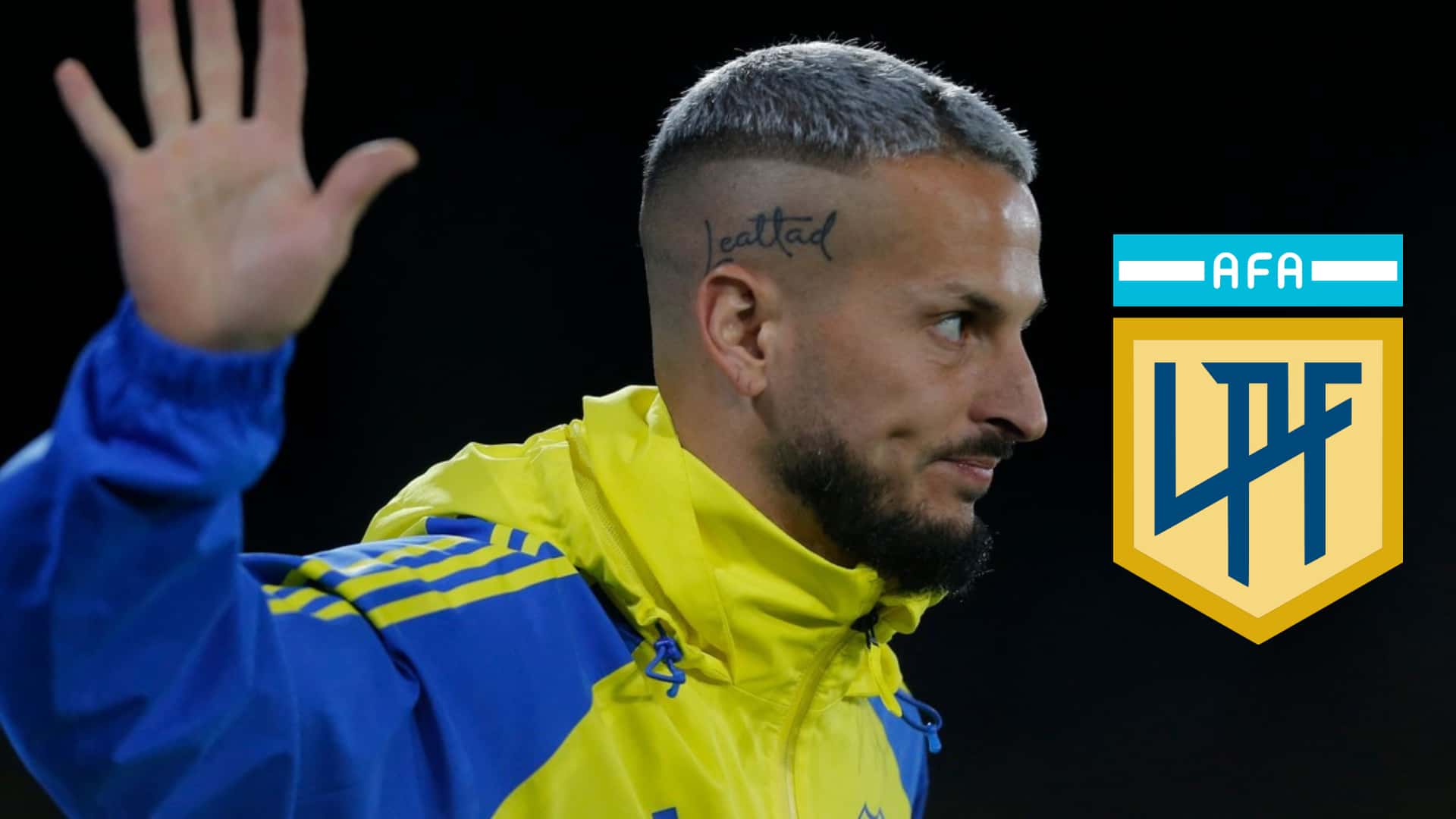 Darío Benedetto saluda durante un partido de Boca Juniors.