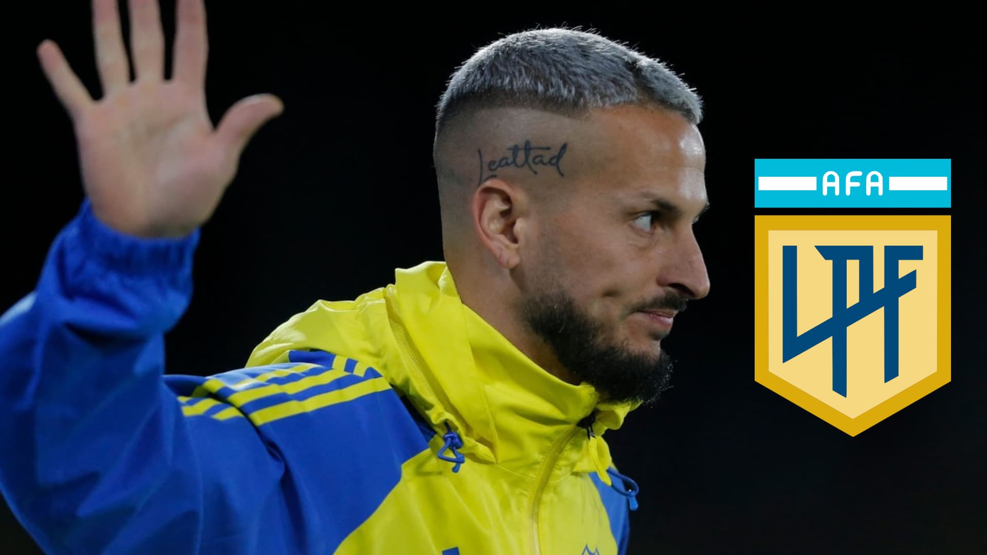 Darío Benedetto saluda durante un partido de Boca Juniors.