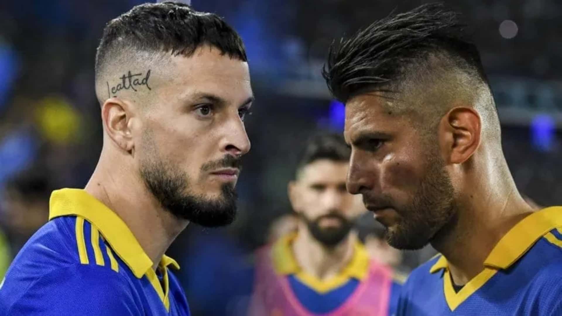 Darío Benedetto y Carlos Zambrano, visiblemente golpeado.