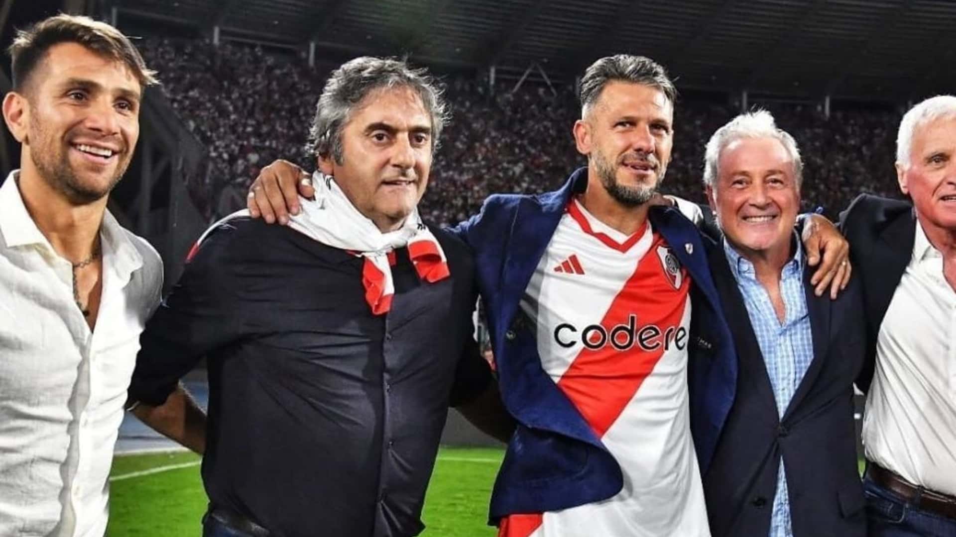 Demichelis junto a la dirigencia de River
