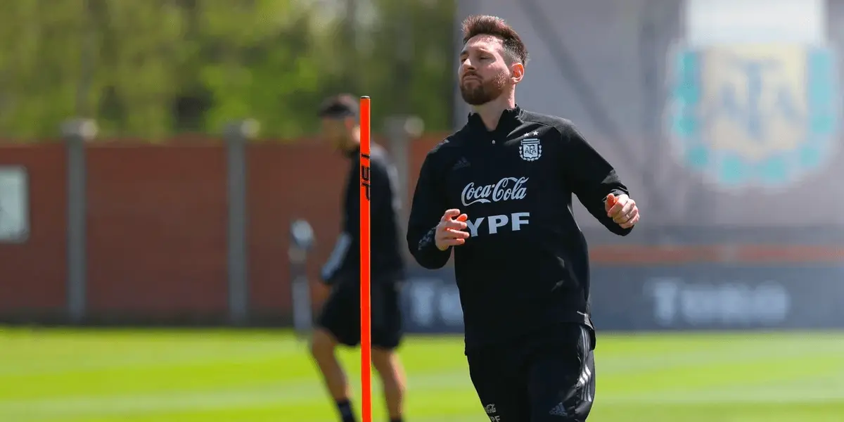 Desde la AFA aseguraron que este lunes se sumó un grupo de jugadores. Sin embargo, Leo arribará a Buenos Aires este martes junto a Paredes y Di María.