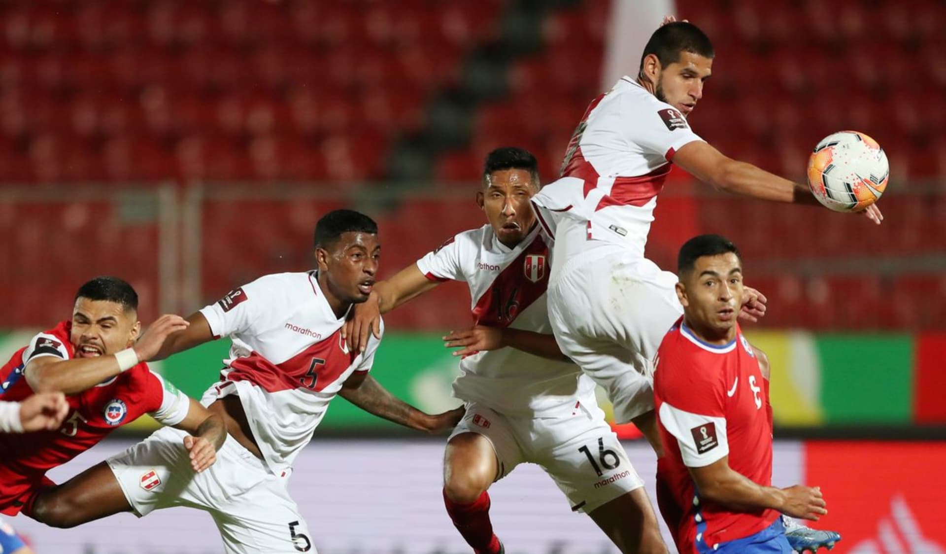 Desde las 20.30 se jugarán tres partidos por las Eliminatorias Sudamericanas en los que estará en disputa la última plaza para intentar meterse en la Copa del Mundo.