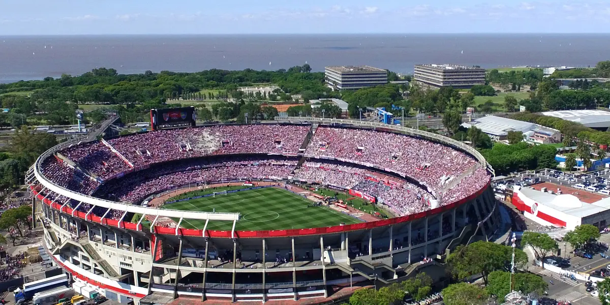 Desde que nació el Club Atlético River Plate y con él, la rivalidad eterna con su contraparte Boca Juniors, el sitio donde jugó a lo largo de los años también tuvo su propia historia.