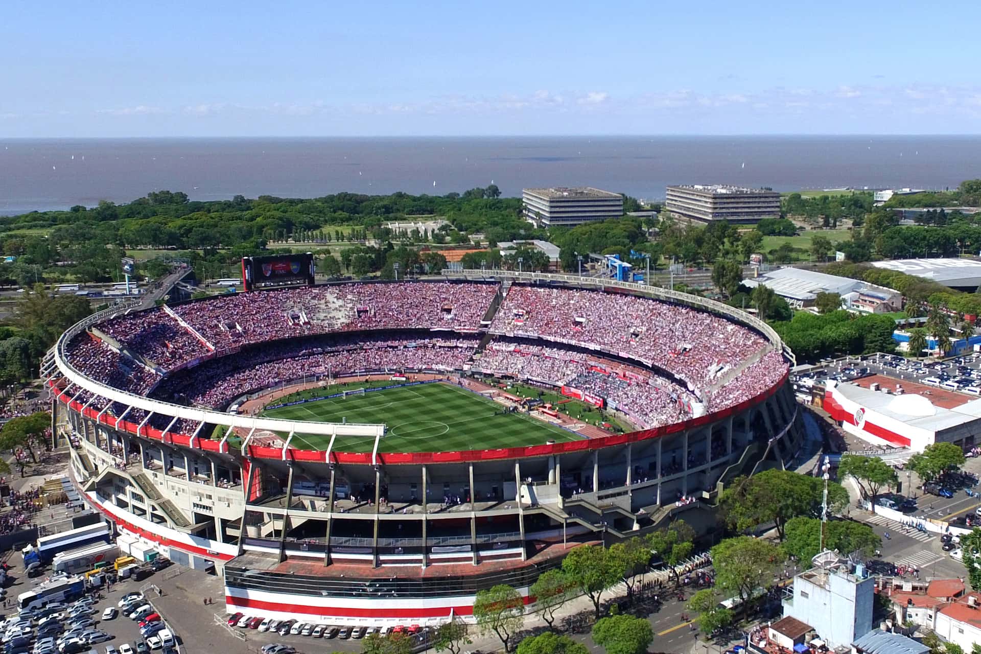 Desde que nació el Club Atlético River Plate y con él, la rivalidad eterna con su contraparte Boca Juniors, el sitio donde jugó a lo largo de los años también tuvo su propia historia.