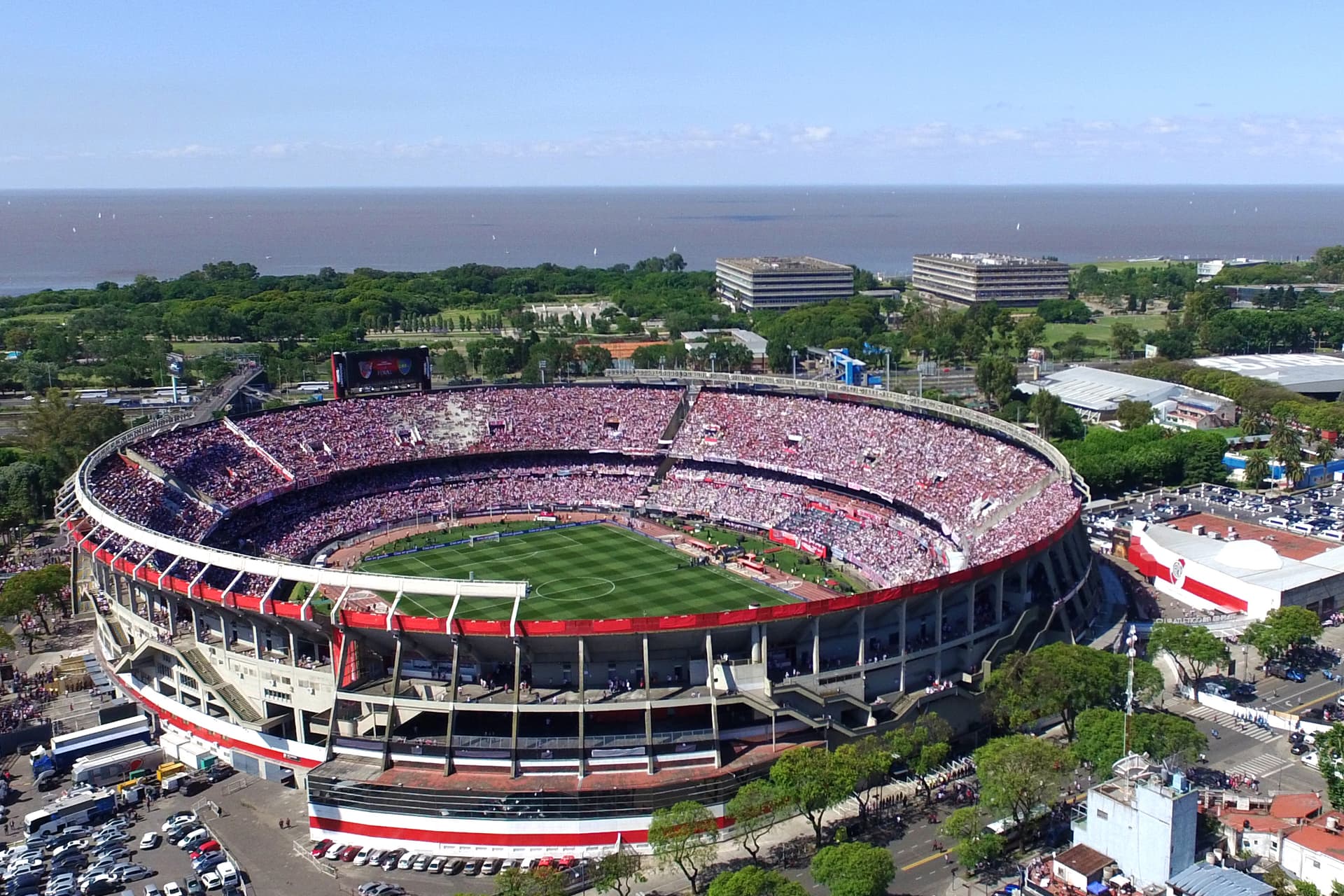 Desde que nació el Club Atlético River Plate y con él, la rivalidad eterna con su contraparte Boca Juniors, el sitio donde jugó a lo largo de los años también tuvo su propia historia.
