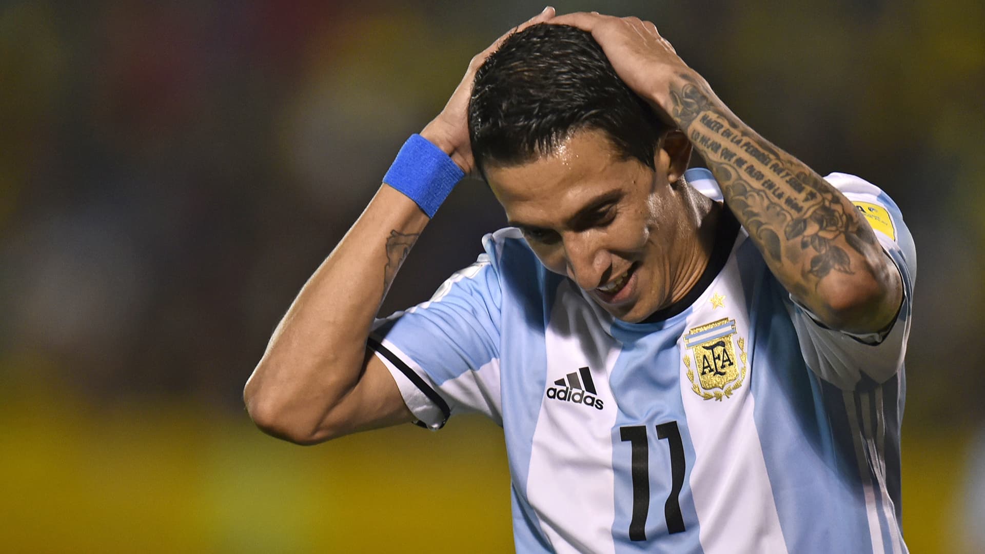 Di María se lamenta durante un partido de la Selección Argentina.