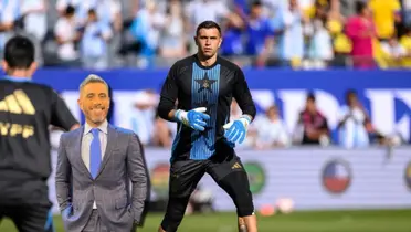 Dibu Martínez entrando en calor.