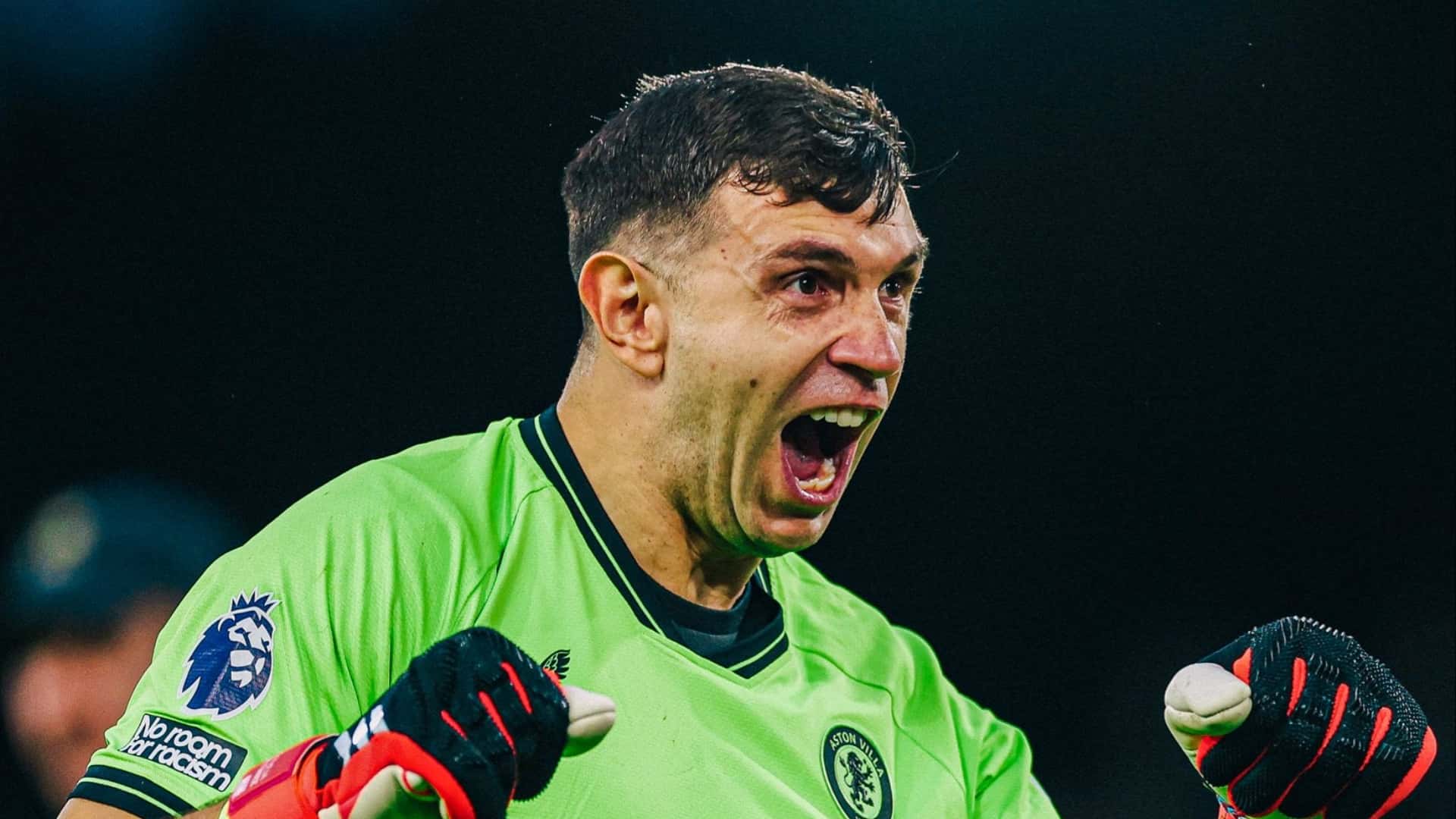 Dibu Martínez festejando en Aston Villa