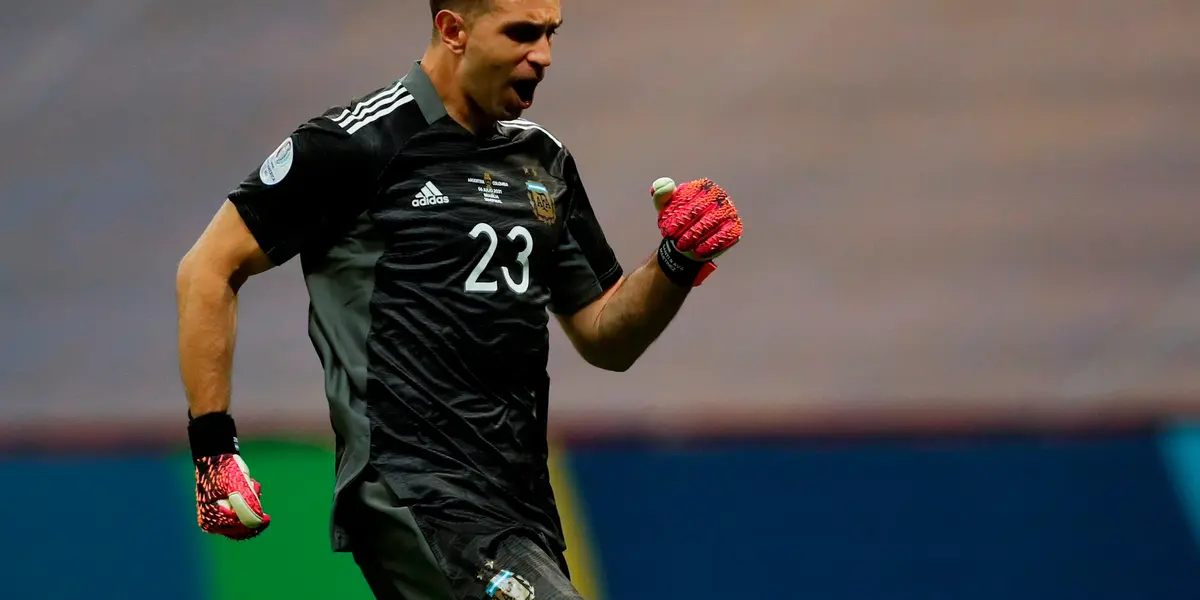 Dibu Martínez fue la estrella de la noche en la semifinal de la Copa América.