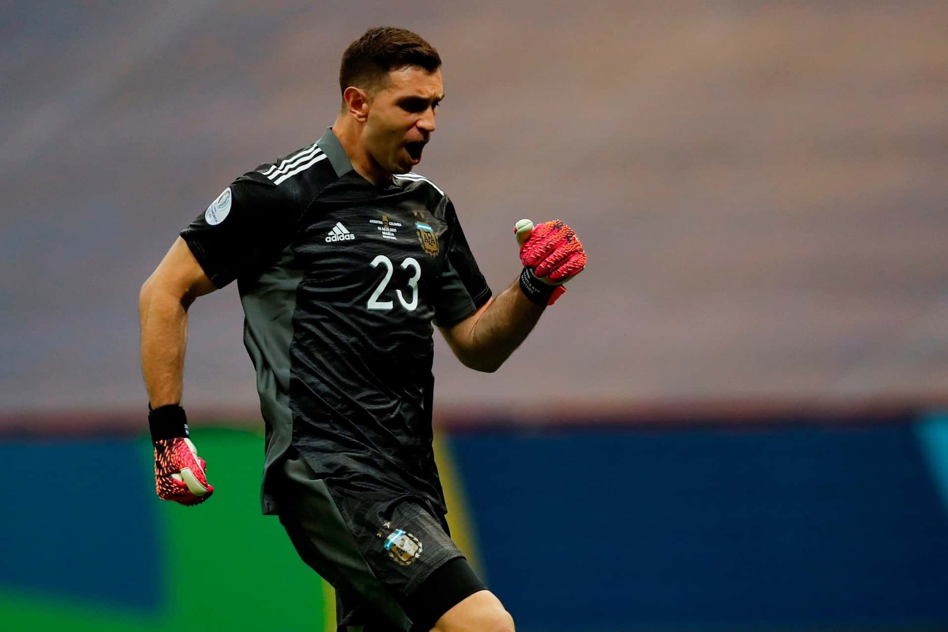 Dibu Martínez fue la estrella de la noche en la semifinal de la Copa América.
