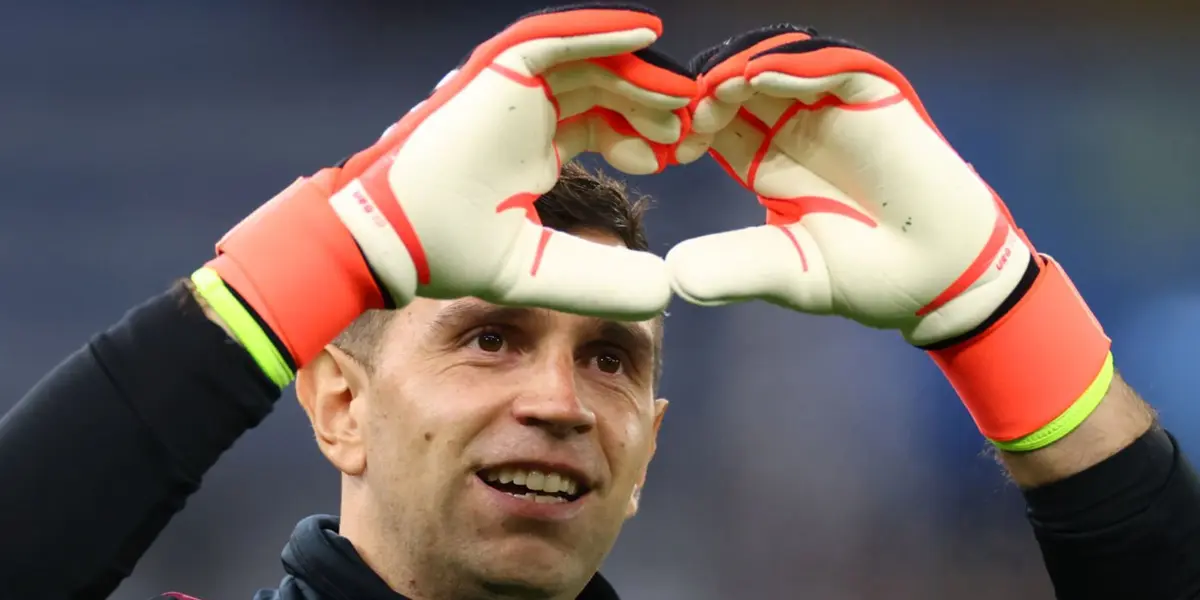 Dibu Martínez ganó un premio en Aston Villa