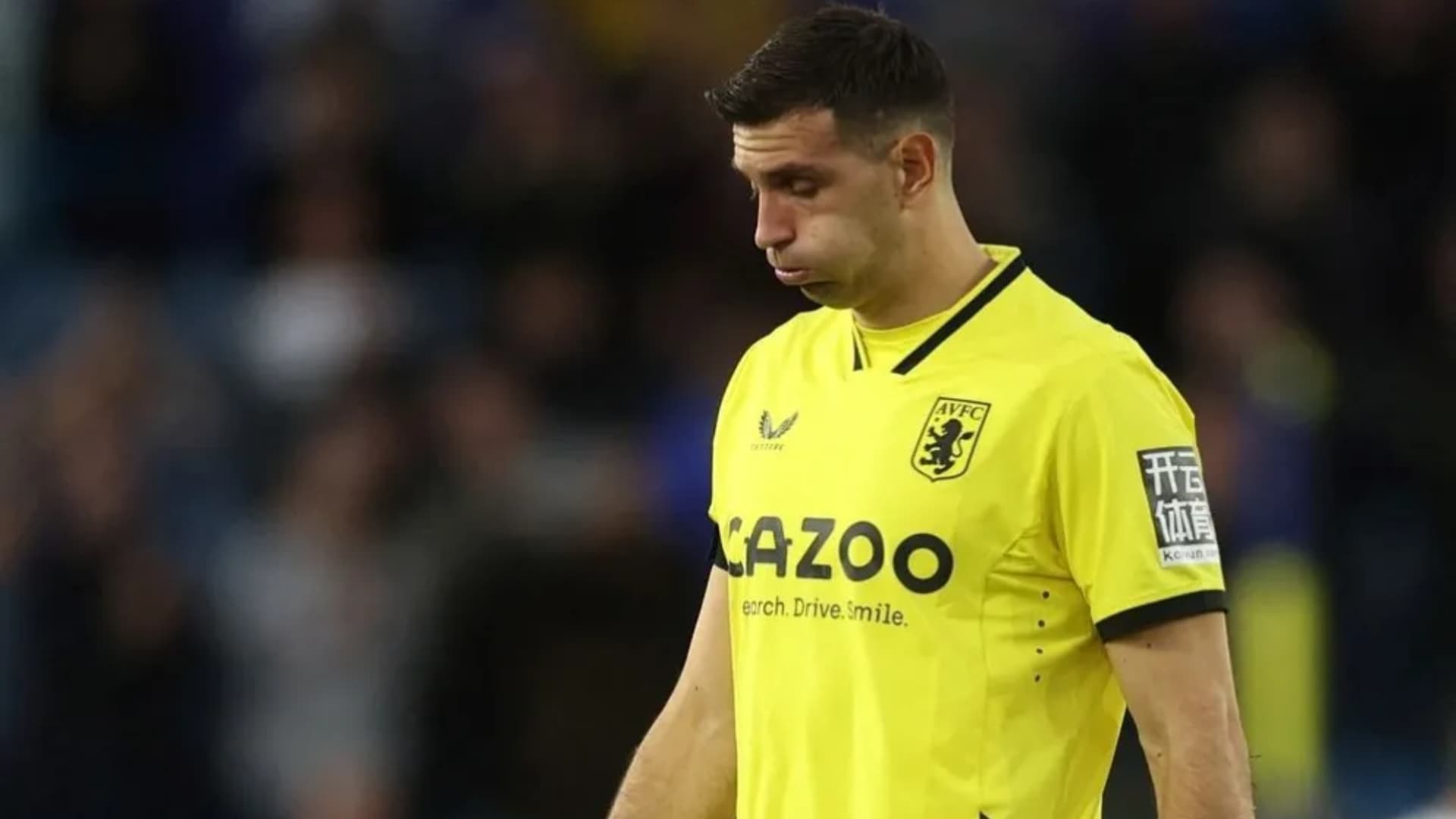 Dibu Martínez resopla con la camiseta de Aston Villa.