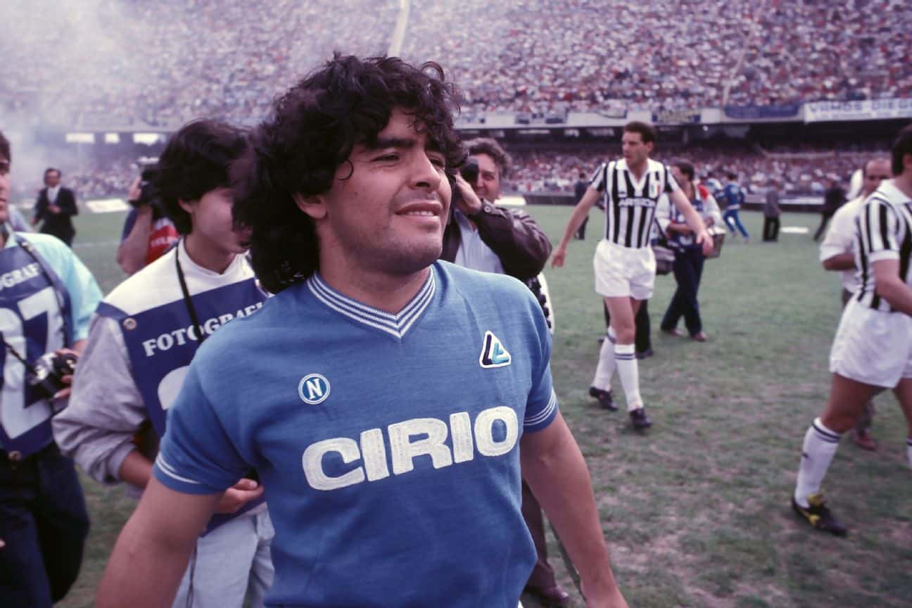 Diego Armando Maradona revolucionó al mundo del fútbol en el año 1984 cuando pasó del Barcelona al Napoli. El 19 de agosto de ese mismo año fue su presentación ante River Plate en un Estadio San Paolo repleto de hinchas ¿Cómo terminó ese amistoso? Toda la información acá.