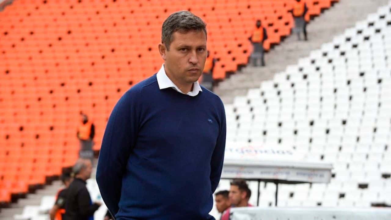 Diego Fores pasó un sobresalto en medio del partido por una confusión que le terminó costando caro.