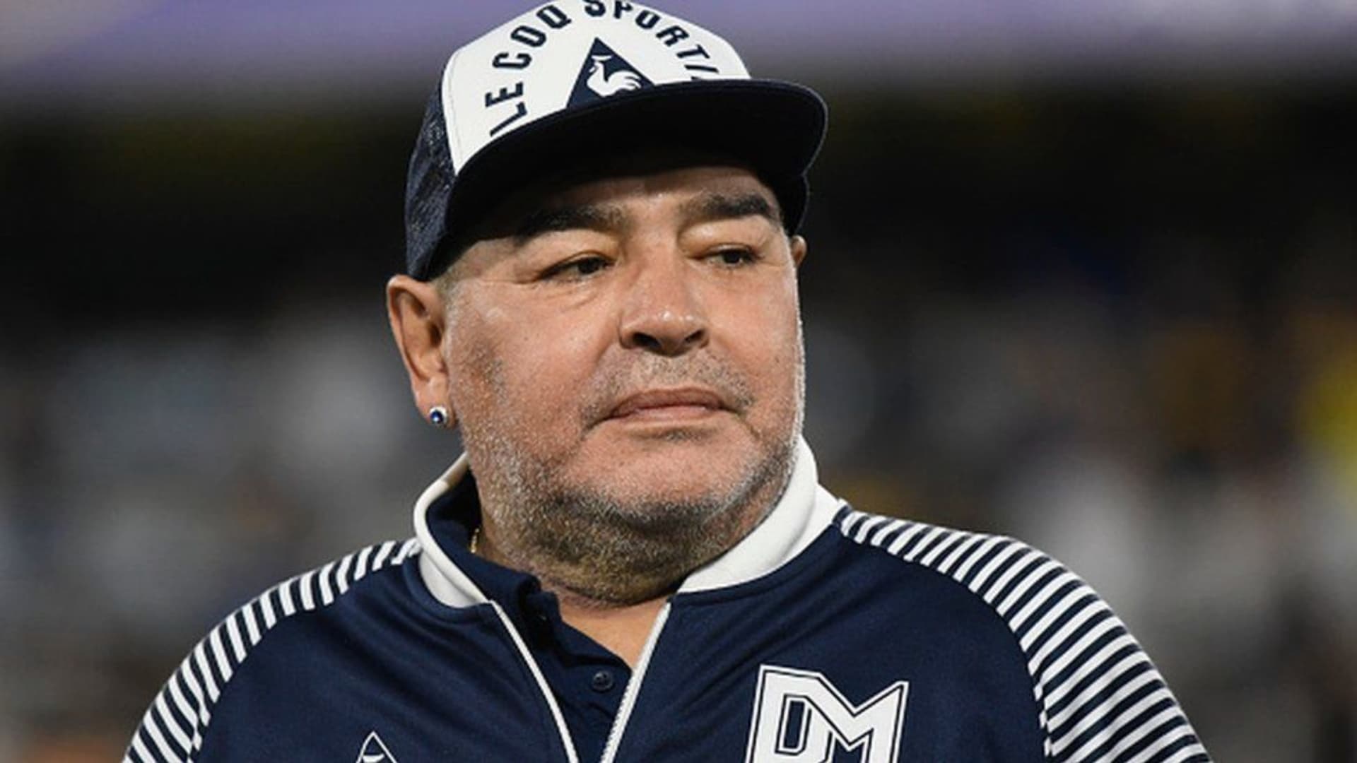 Diego Maradona dirigiendo a Gimnasia.