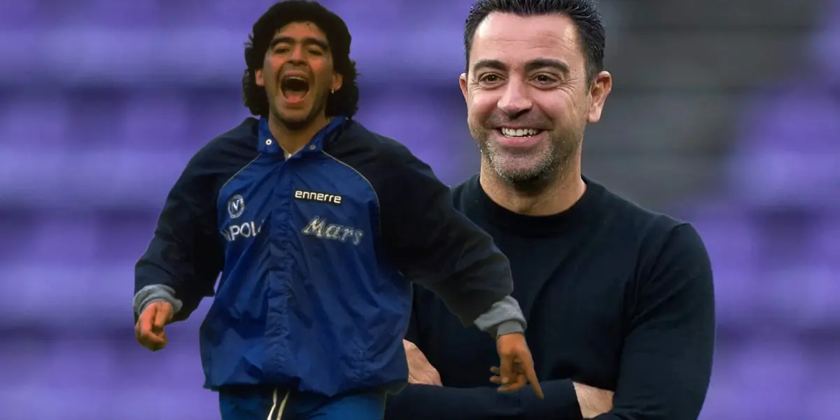 Diego Maradona sonriendo en su entrada en calor más famosa con Napoli