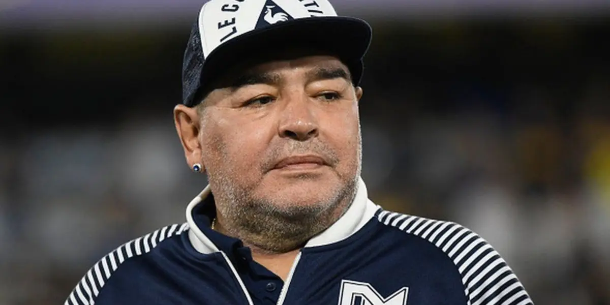 Diego Maradona usando una gorra.