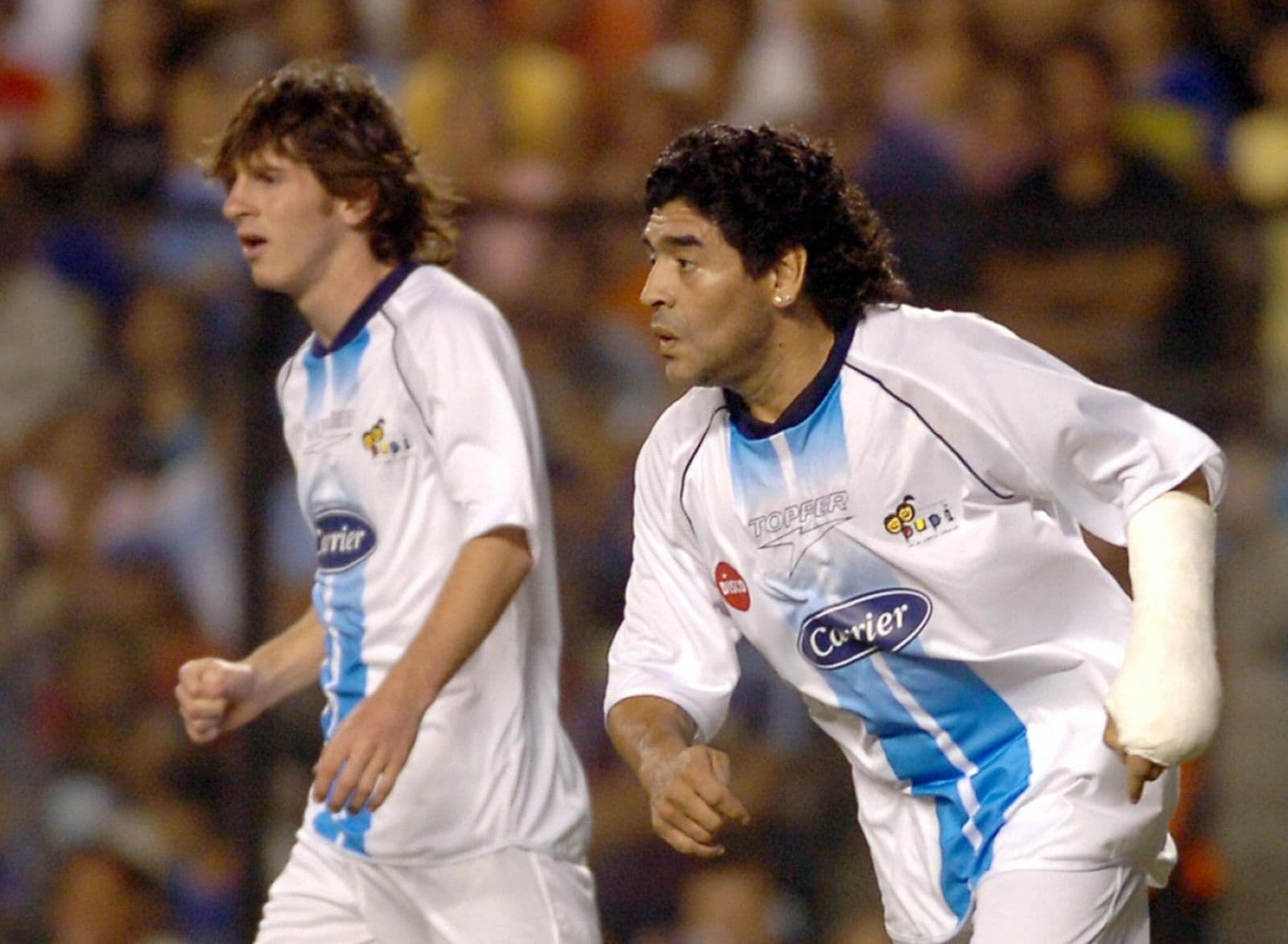 Diego Maradona y Lionel Messi, a pesar de ser de diferentes épocas, pudieron compartir una cancha por una vez en la historia.