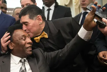 Diego Maradona y Pelé son considerados como los mejores futbolistas de toda la historia del fútbol, sus grandes desempeños a nivel clubes y selección hicieron que la gente los califique con mucha autoridad por encima de los demás jugadores ¿Cuál es la rivalidad que hay entre ellos? Enterate acá de esta historia.