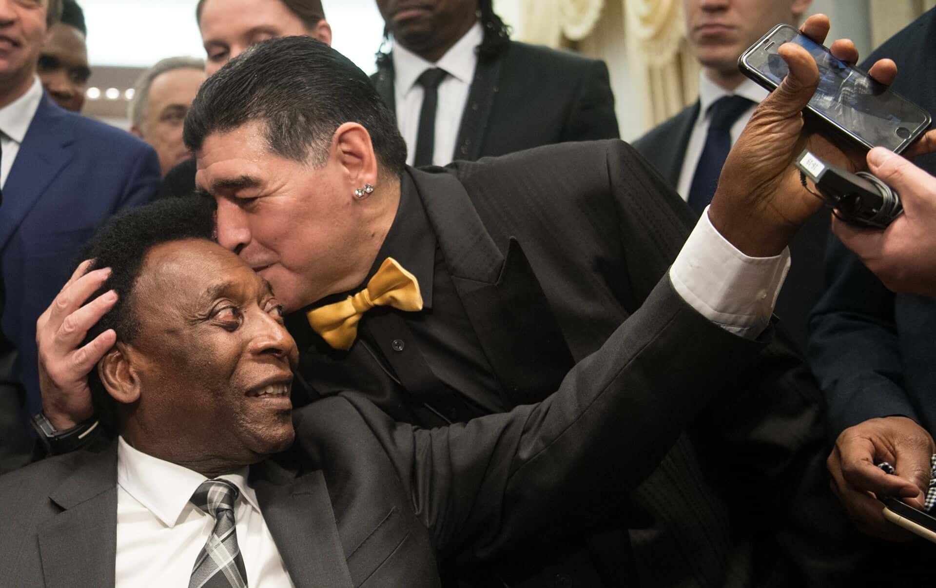 Diego Maradona y Pelé son considerados como los mejores futbolistas de toda la historia del fútbol, sus grandes desempeños a nivel clubes y selección hicieron que la gente los califique con mucha autoridad por encima de los demás jugadores ¿Cuál es la rivalidad que hay entre ellos? Enterate acá de esta historia.