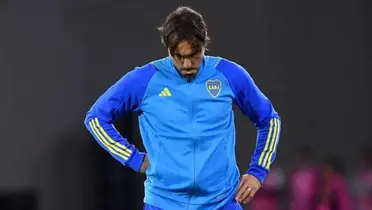 Diego Martínez con los brazos en jarra durante un partido de Boca.