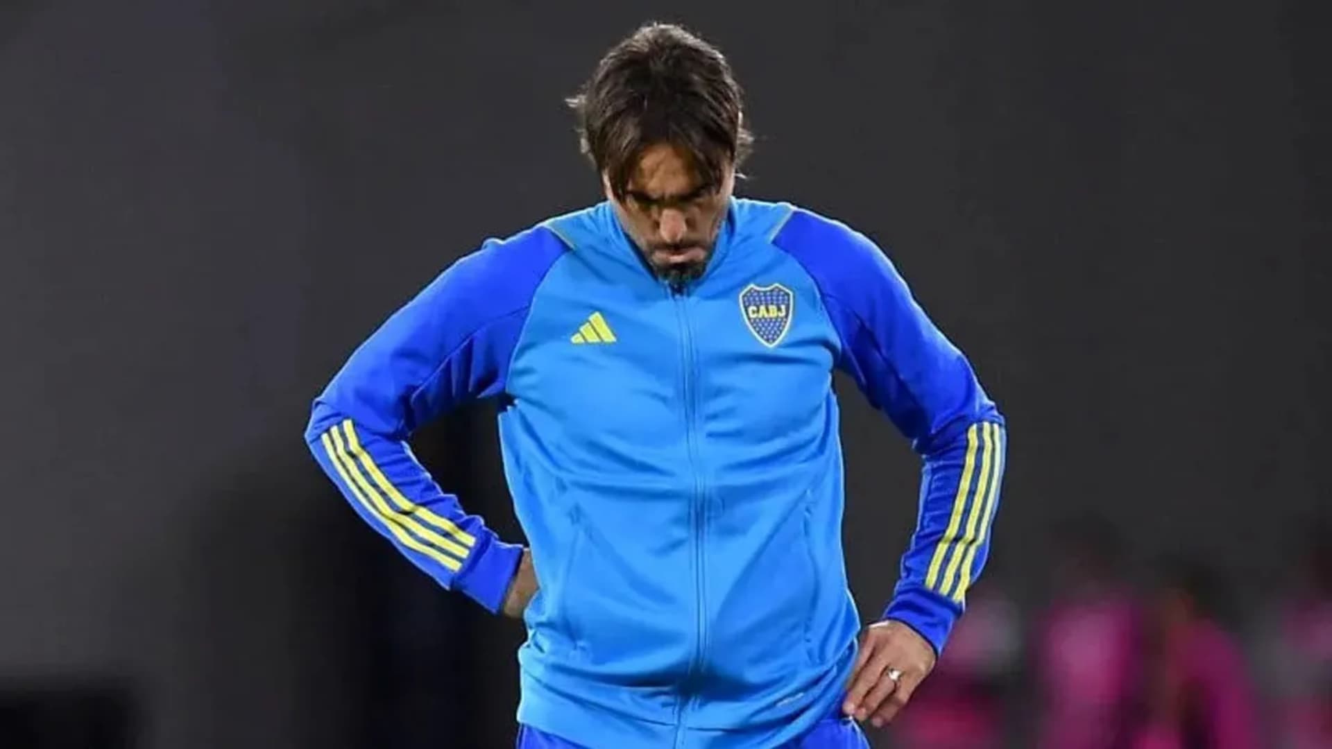 Diego Martínez con los brazos en jarra durante un partido de Boca.
