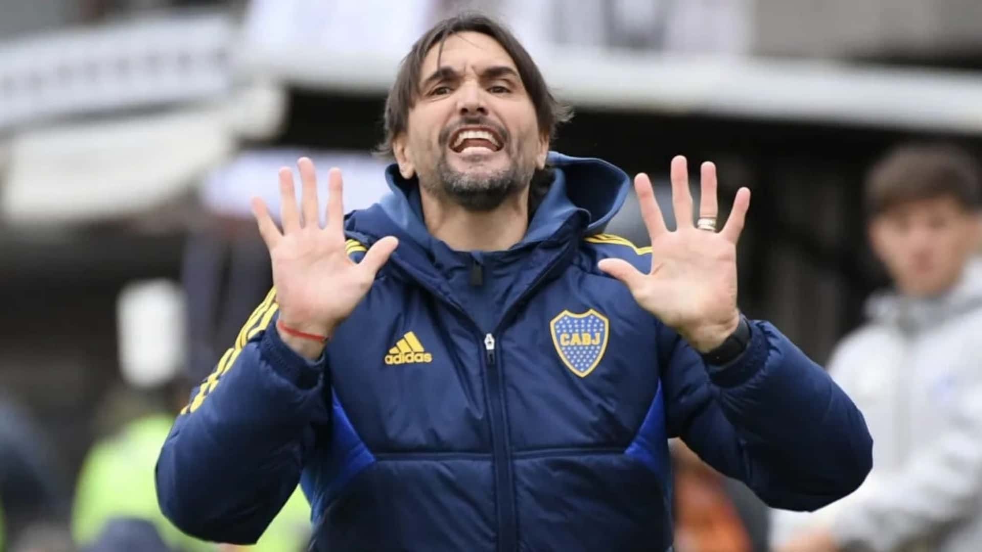 Diego Martínez dando indicaciones.