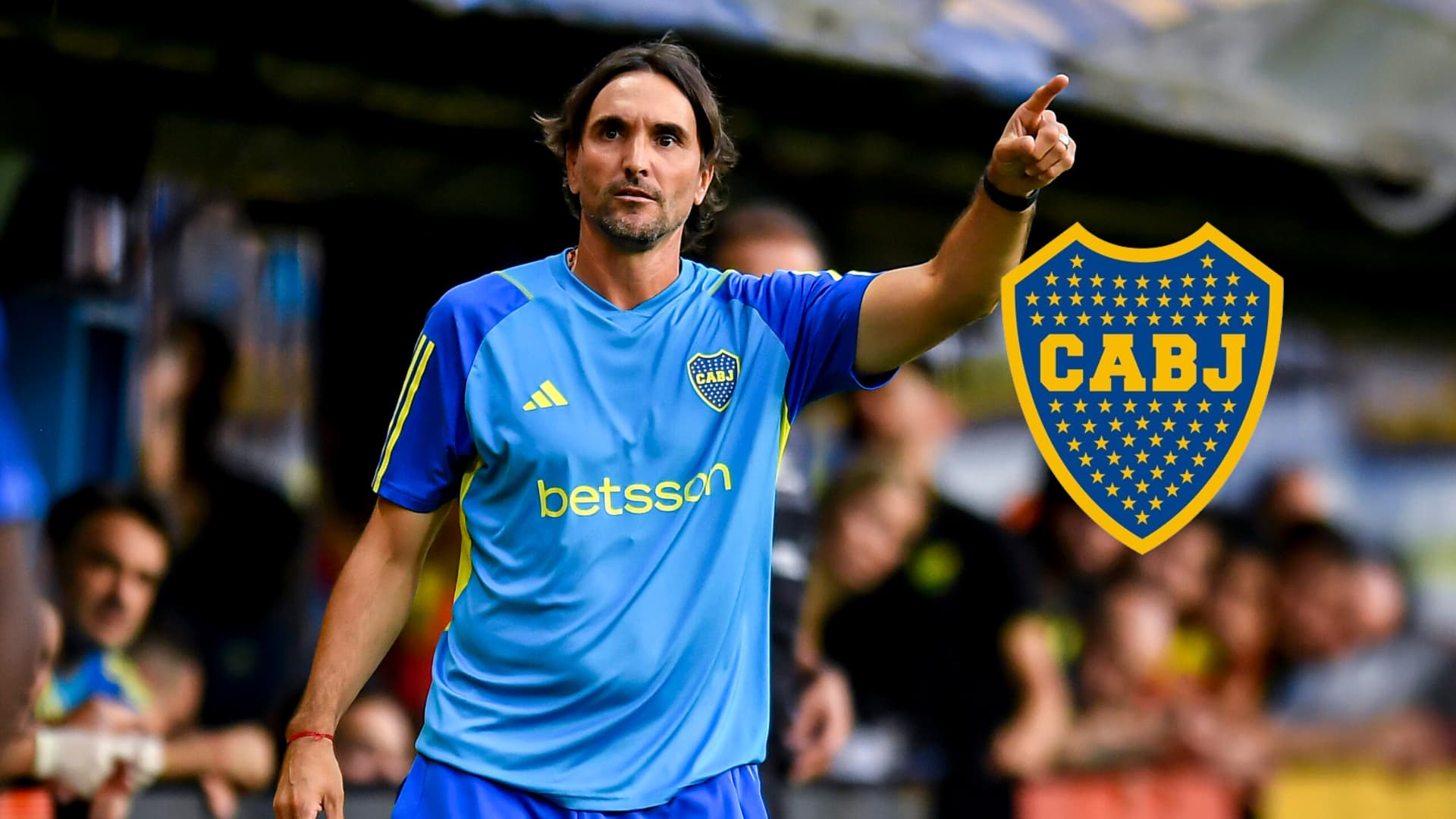Diego Martínez dando una indicación como DT de Boca.