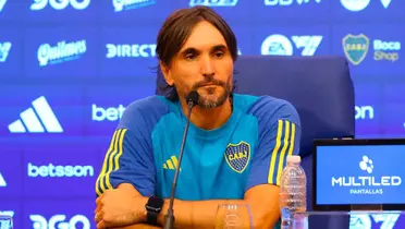 Diego Martínez en conferencia de prensa con el atuendo de Boca.