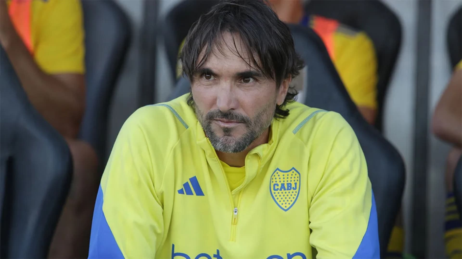 Diego Martínez en el banco de Boca.