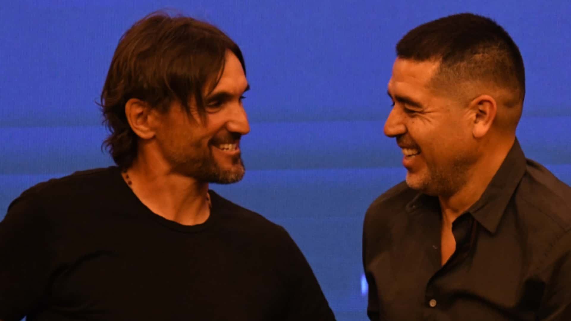Diego Martínez junto a Juan Román Riquelme