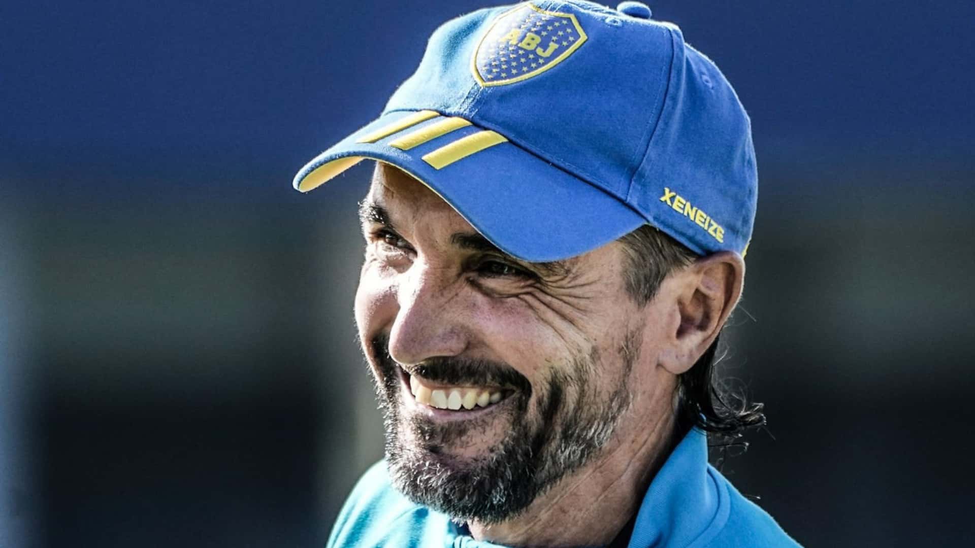 Diego Martínez sonríe durante un entrenamiento de Boca.