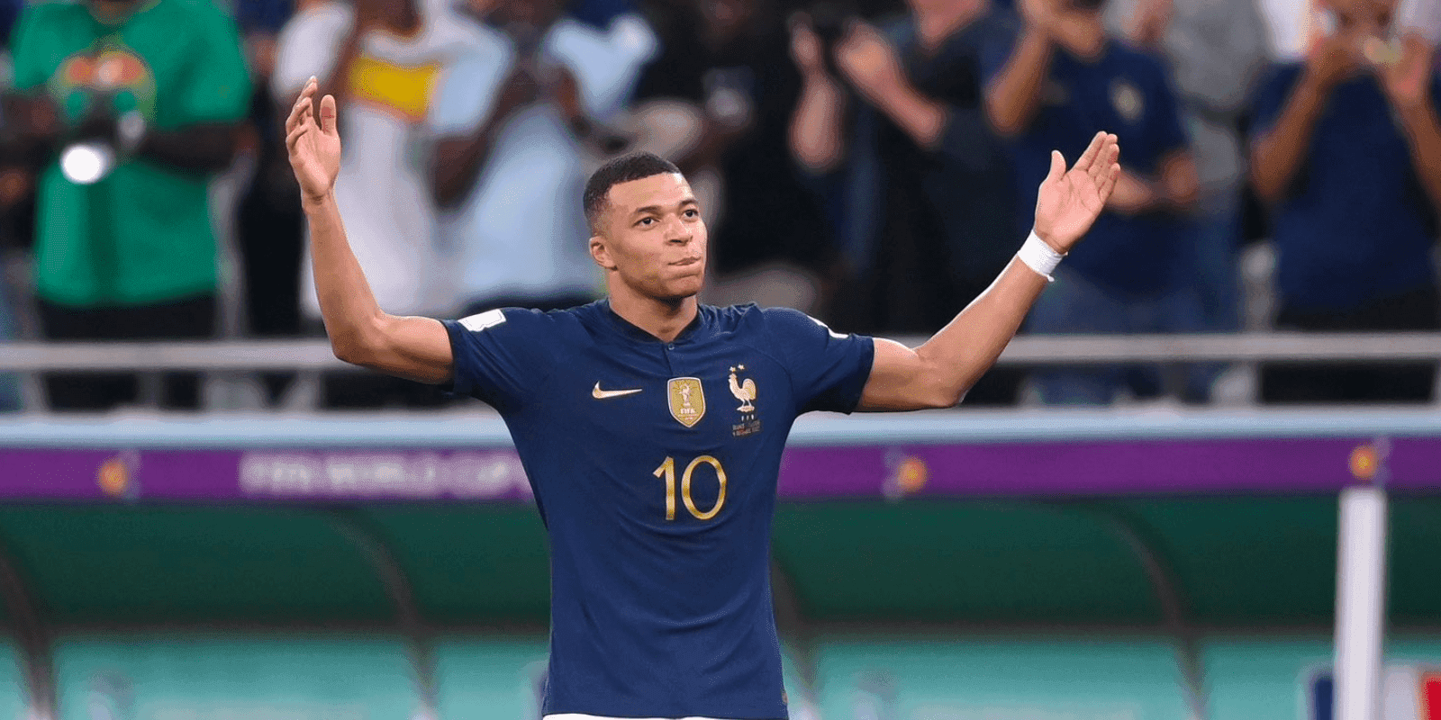 Durante el partido entre Francia y Polonia, hinchas argentinos entonaron la canción de moda