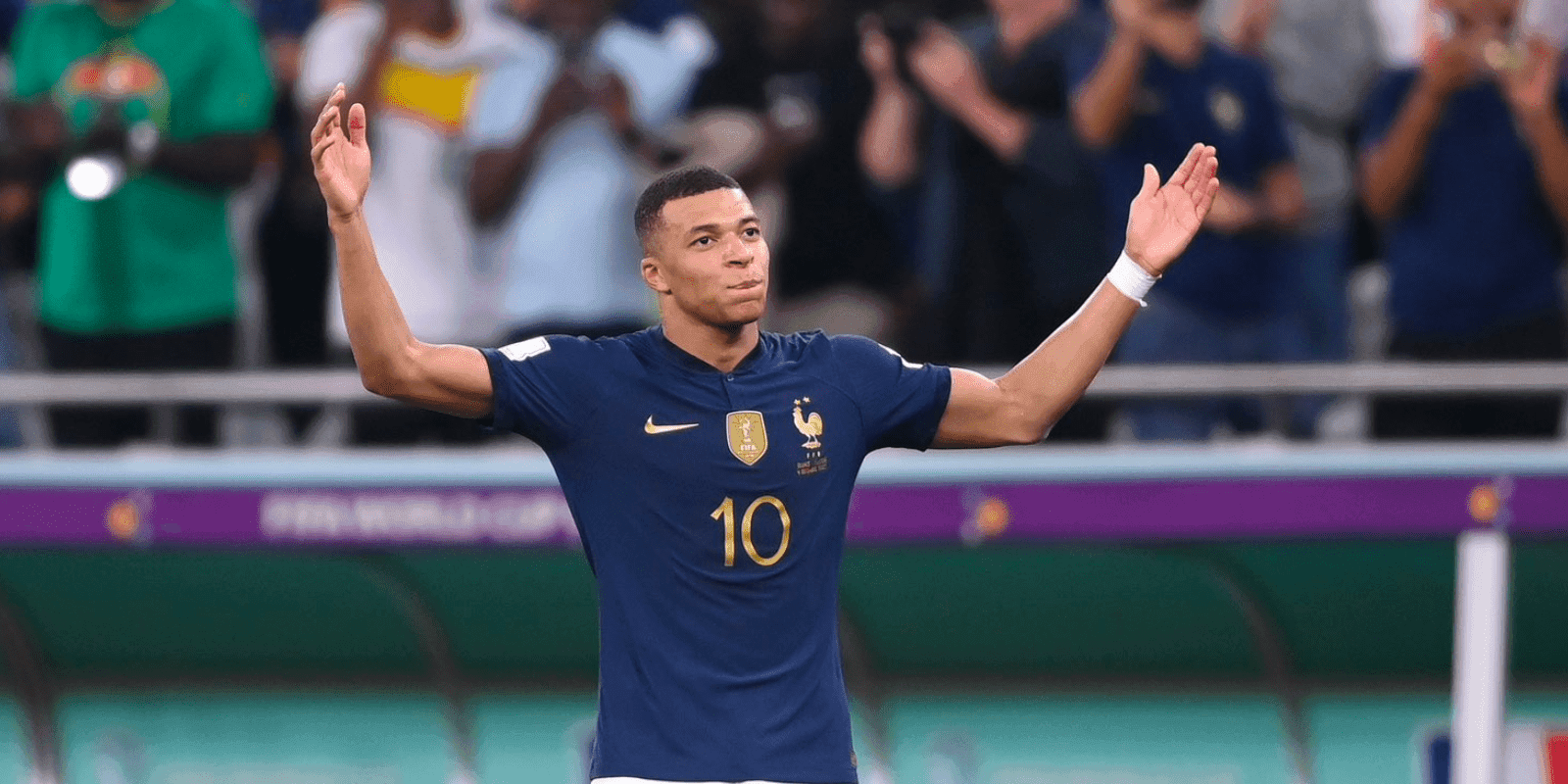 Durante el partido entre Francia y Polonia, hinchas argentinos entonaron la canción de moda