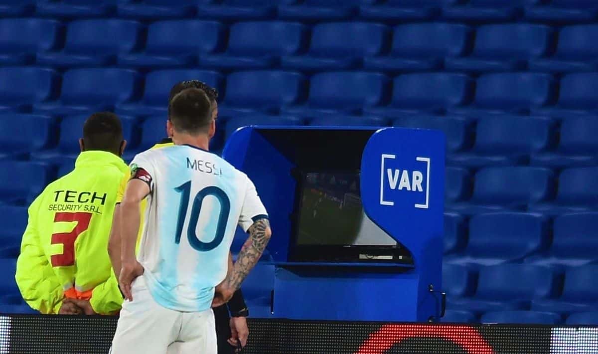 El 10 de la Selección Argentina tuvo un nuevo inconveniente con el VAR que podría haberle costado los tres puntos a la Albiceleste.