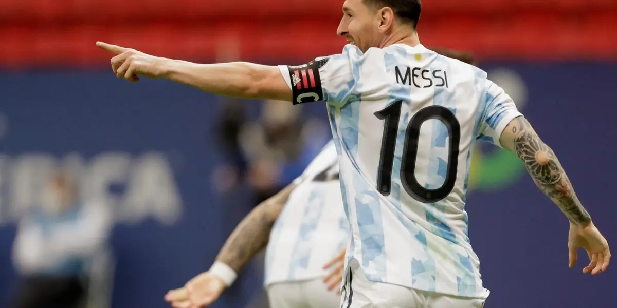 El 10 y capitán frenó al jugador argentino cuando arrancó a cantar.