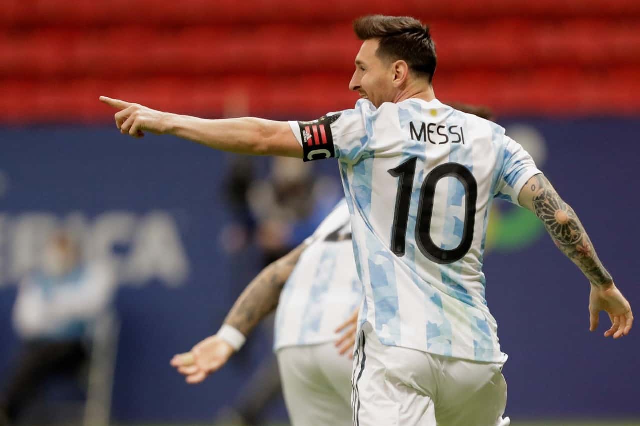 El 10 y capitán frenó al jugador argentino cuando arrancó a cantar.