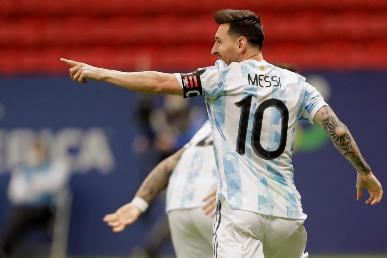 El 10 y capitán frenó al jugador argentino cuando arrancó a cantar.
