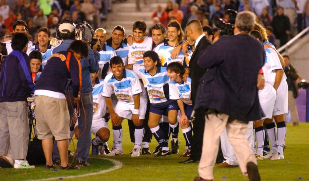 El 23 de diciembre de 2005 se disputó un amistoso de las estrellas del fútbol argentino en el Estadio Ciudad de La Plata en el cual se encontraron Lionel Messi y Diego Maradona por primera y única vez en el terreno de juego ¿Quiénes estuvieron presentes en el cotejo? Enterate de toda la información acá.