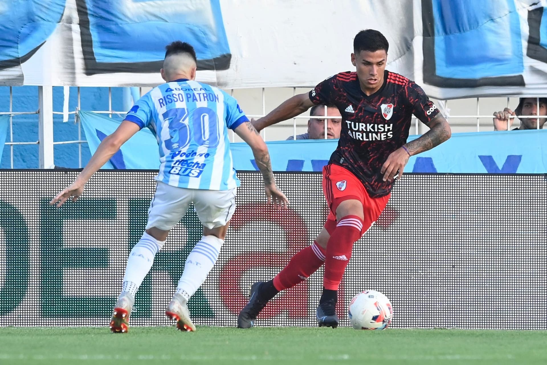 El Araña se despachó con un gran tanto en el empate 1 a 1 con Atlético Tucumán.