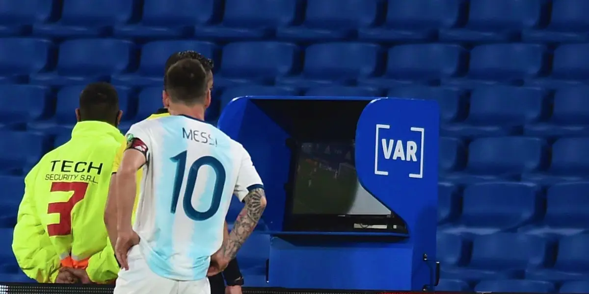 El árbitro brasileño Raphael Claus tomó una determinación completamente desacertada que roza lo deshonesto y con esta revelación se desmostró que perjudicaron a los dirigidos por Lionel Scaloni.