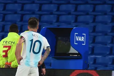 El árbitro brasileño Raphael Claus tomó una determinación completamente desacertada que roza lo deshonesto y con esta revelación se desmostró que perjudicaron a los dirigidos por Lionel Scaloni.