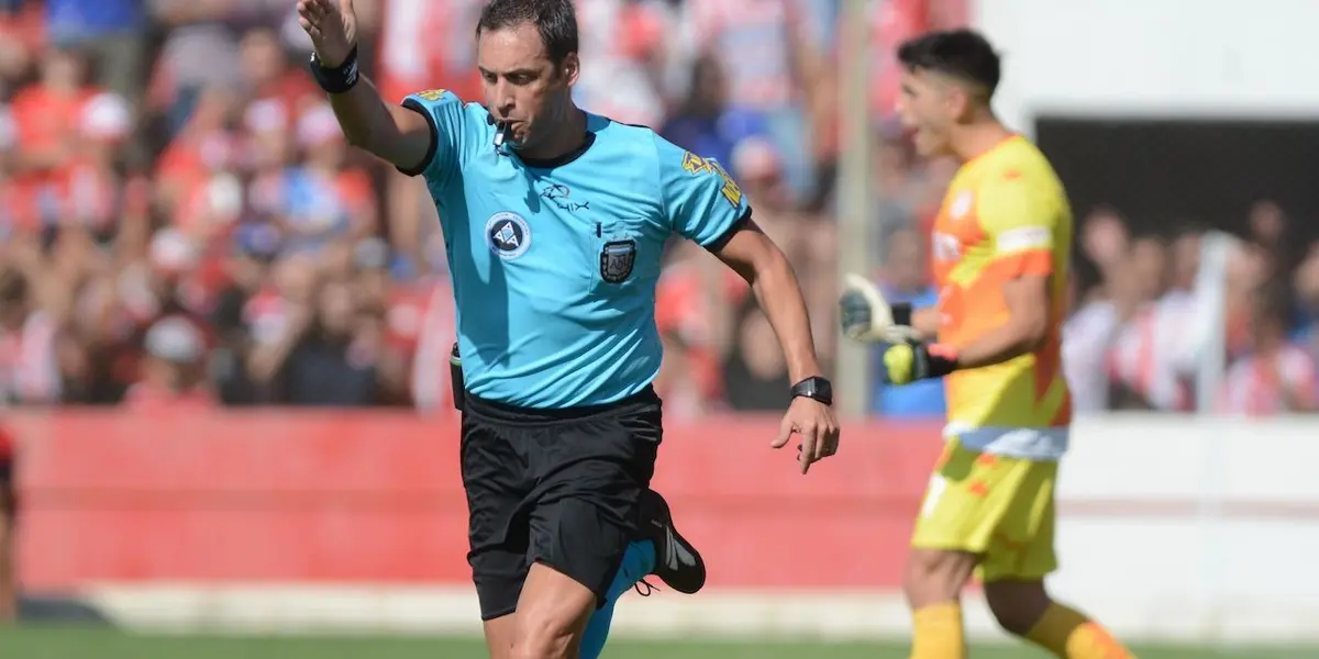 El árbitro terminó el partido antes del tiempo adicionado, luego le avisaron lo que había sucedido y tuvo que hacer volver a los jugadores que se estaban yendo a los vestuarios en una situación insólita.