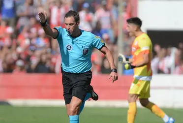 El árbitro terminó el partido antes del tiempo adicionado, luego le avisaron lo que había sucedido y tuvo que hacer volver a los jugadores que se estaban yendo a los vestuarios en una situación insólita.