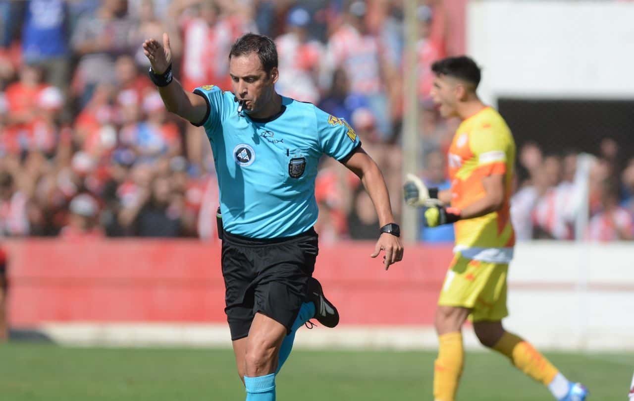 El árbitro terminó el partido antes del tiempo adicionado, luego le avisaron lo que había sucedido y tuvo que hacer volver a los jugadores que se estaban yendo a los vestuarios en una situación insólita.